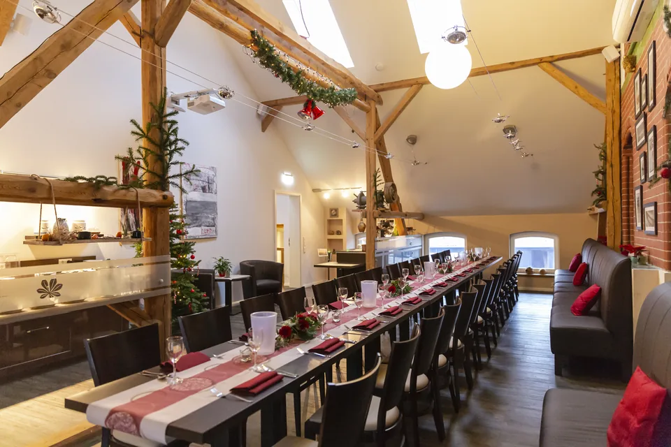 Lange festlich gedeckte Tafel